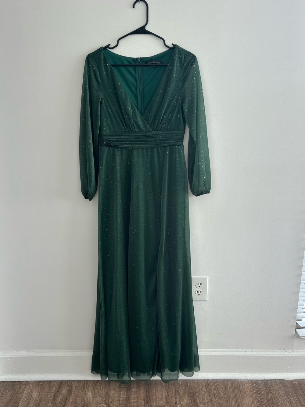 Elegant Forest Green Long Sleeve V-Neck Evening Dress